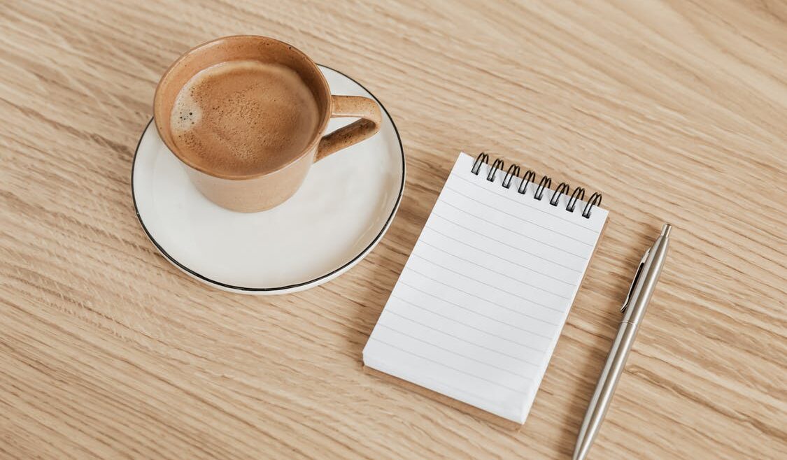 Kaffe og notesbog